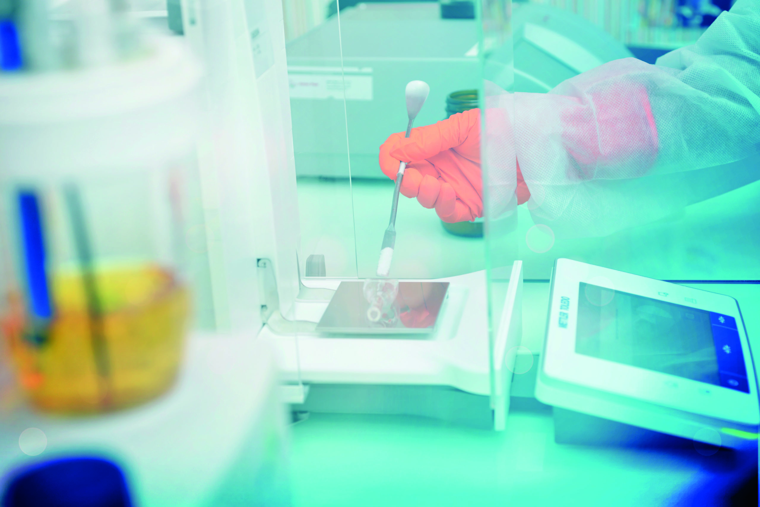 Technicien réalisant des analyses de contrôle qualité dans un laboratoire pharmaceutique